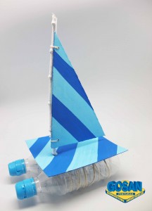 Barco azul con botellas de plástico.