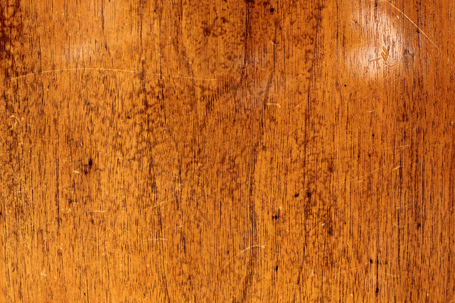 Cómo reparar arañazos y golpes en muebles de madera