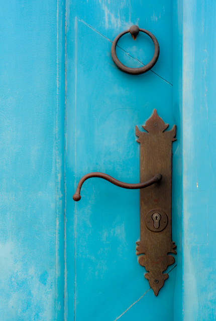 ¿Cómo pintar o barnizar las puertas de madera de mi casa?